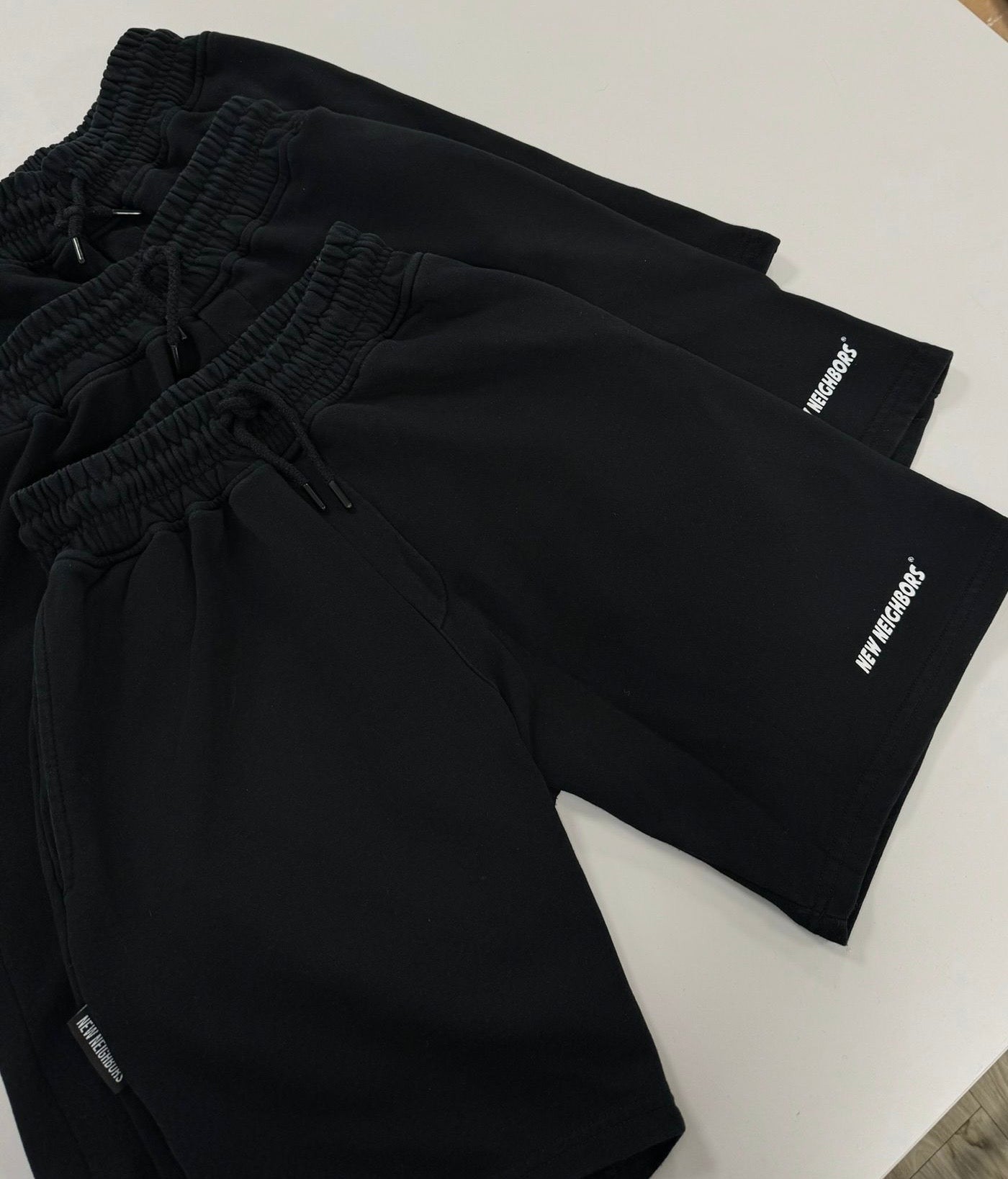 NEW NEIGHBORS BASIC SHORT BLACK