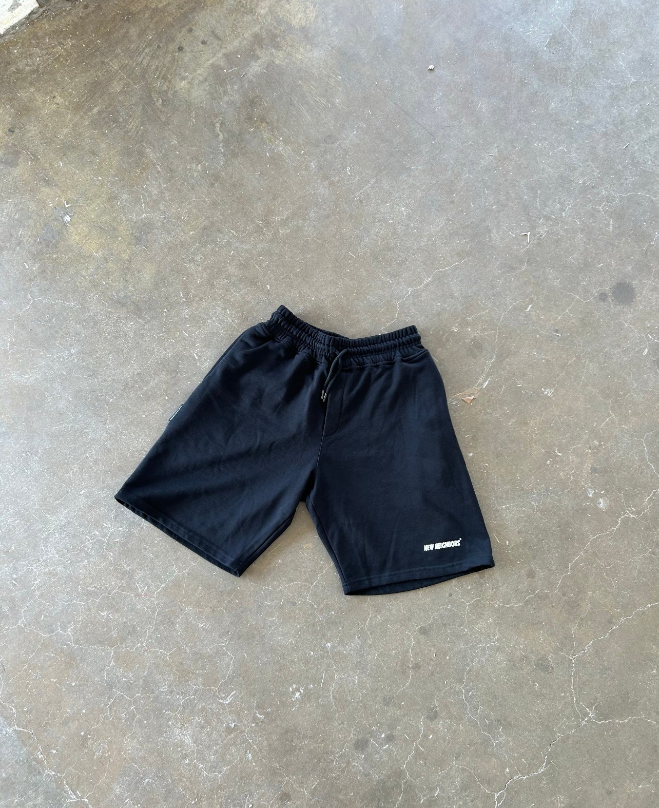 NEW NEIGHBORS BASIC SHORT BLACK