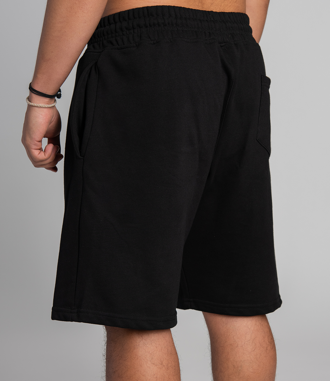 NEW NEIGHBORS BASIC SHORT BLACK